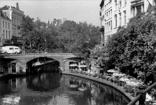 604281 Gezicht op de Oudegracht te Utrecht, met links de Bezembrug.